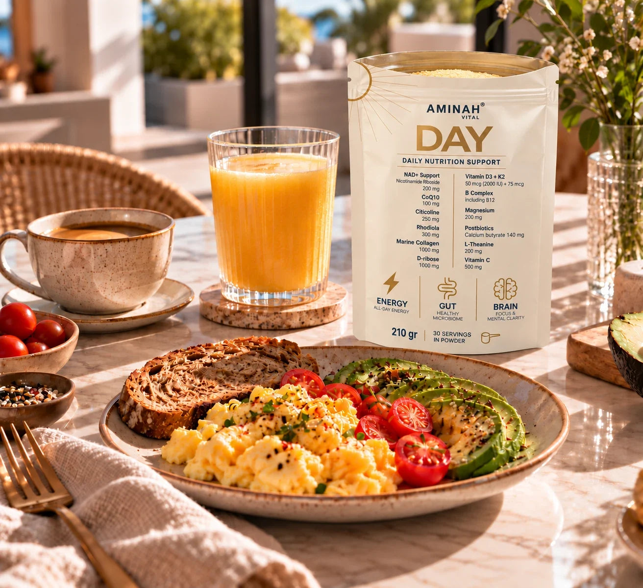 AMINAH DAY en una mesa de desayuno junto a una bebida preparada