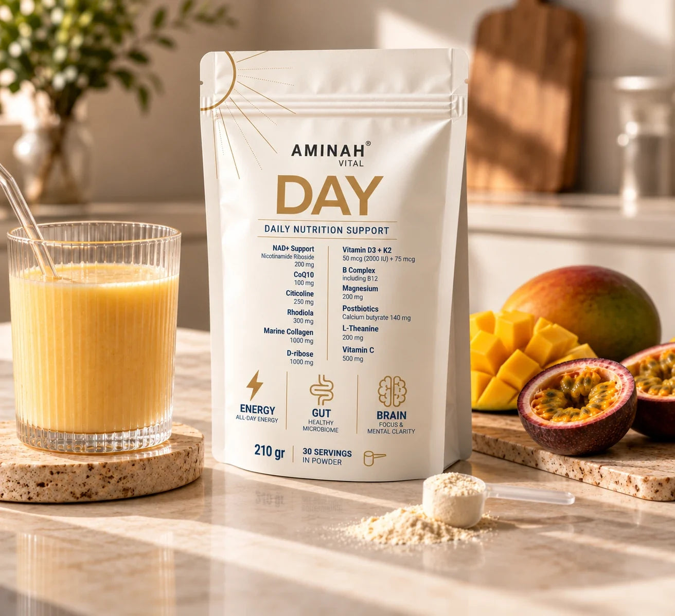 Bolsa de AMINAH DAY junto a un vaso de bebida de mango y fruta de la pasión