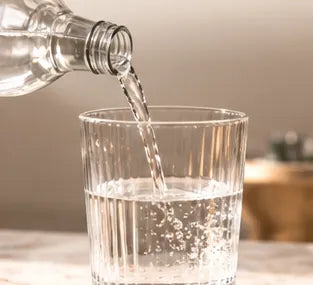 Agua fría vertiéndose en un vaso